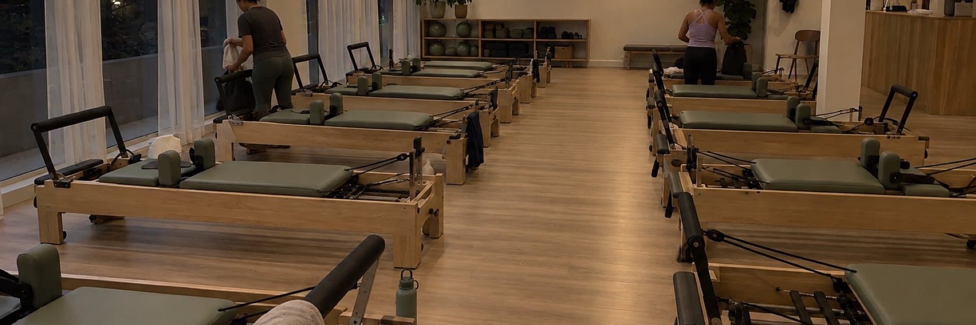 Reformers de madera clara en el salón de Adara Studio