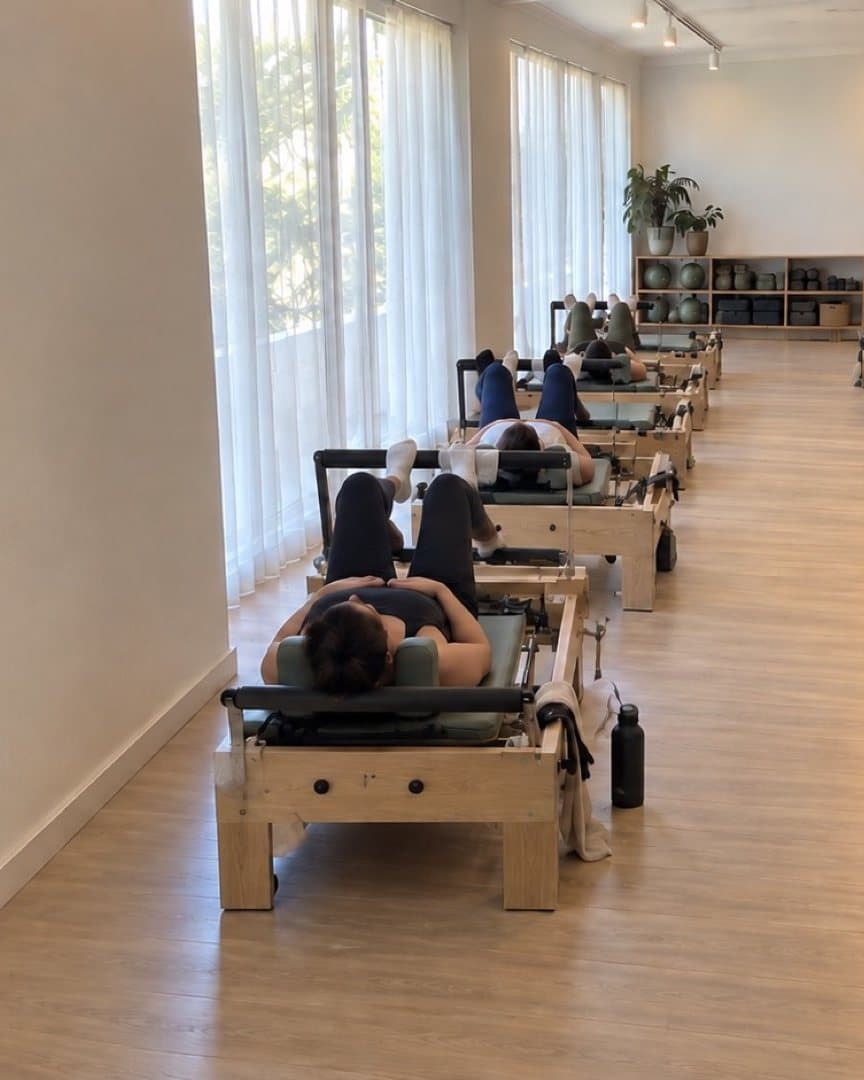 Salón de Pilates Reformer de Adara Studio con luz natural