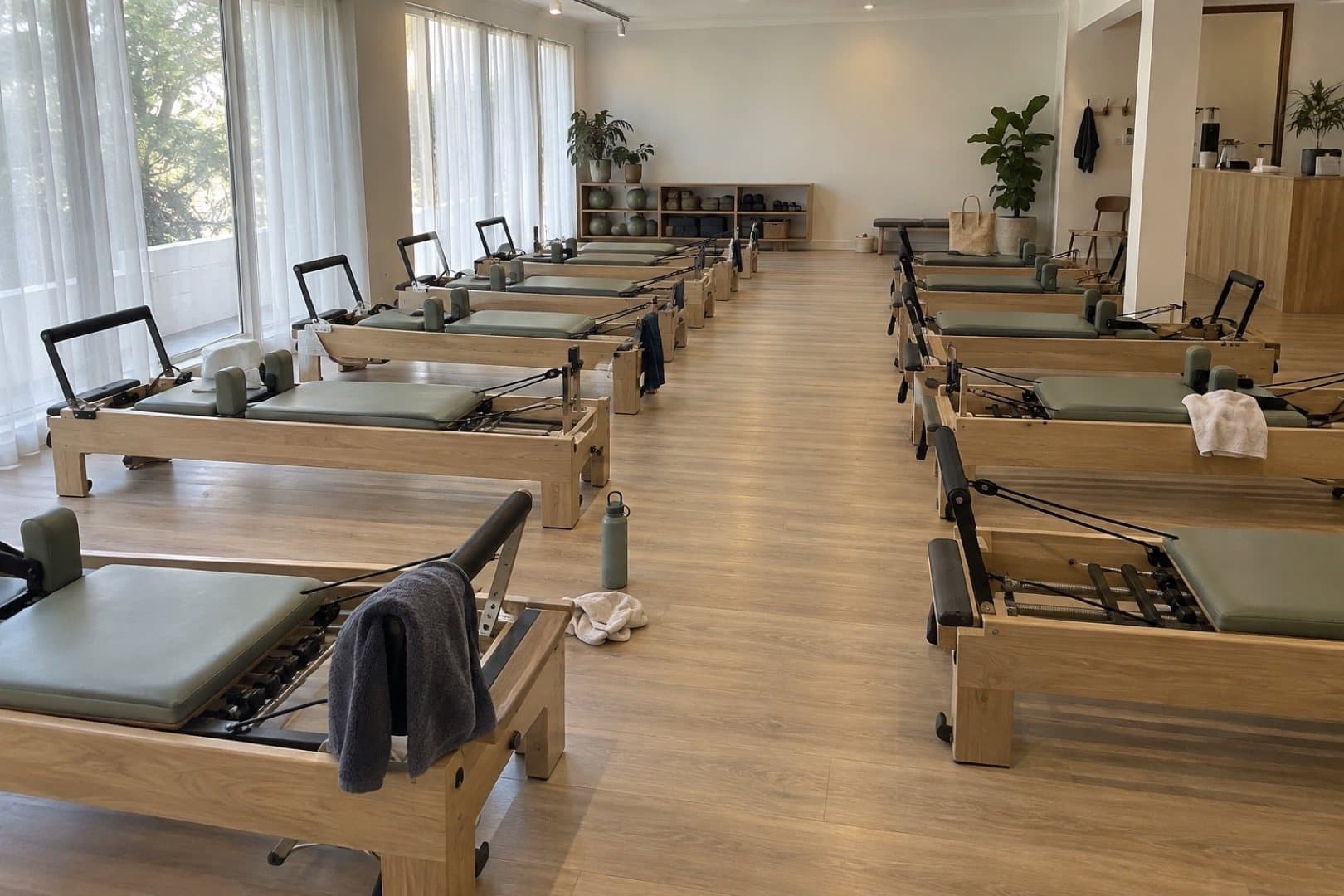 Salón de Reformers con luz natural